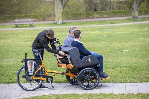 Van Raam riksja transportfiets Chat met Cycling Without Age logo picknicken