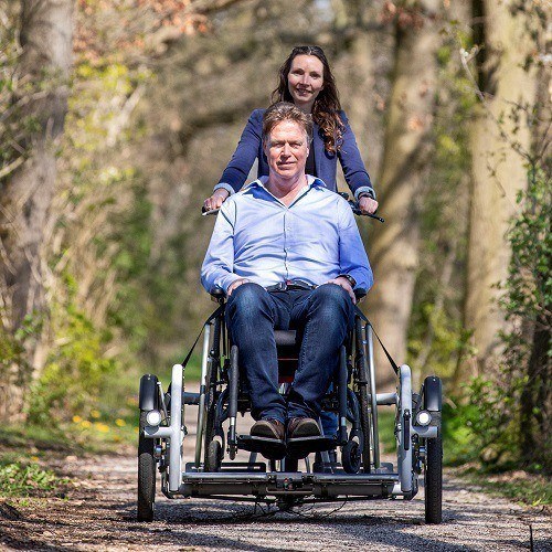 Driewiel rolstoelfiets voor rolstoelgebruikers 