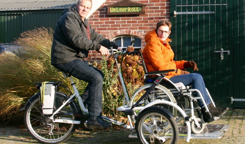 Neue Van Raam VeloPlus Rollstuhlfahrrad auf der Straße in Gemeinde Berkelland