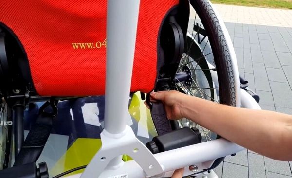 Rollstuhl auf Van Raam VeloPlus Rollstuhlfahrrad platzieren fixieren