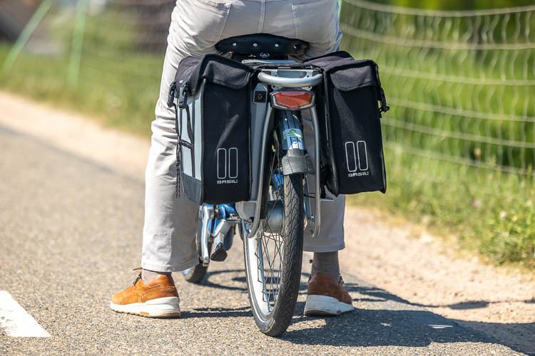 Balance fiets met voeten aan de grond Van Raam de Jongh