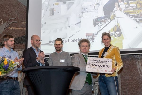 Van-Raam-wahrend-der-Preisverleihung-Ausschreibungsverfahren-intelligente-und-saubere-Fabriken