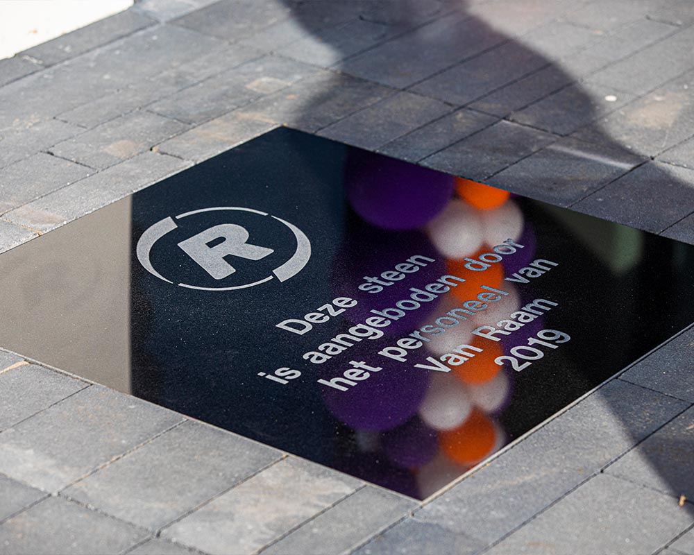 Cadeau medewerkers directie van raam feestelijke opening