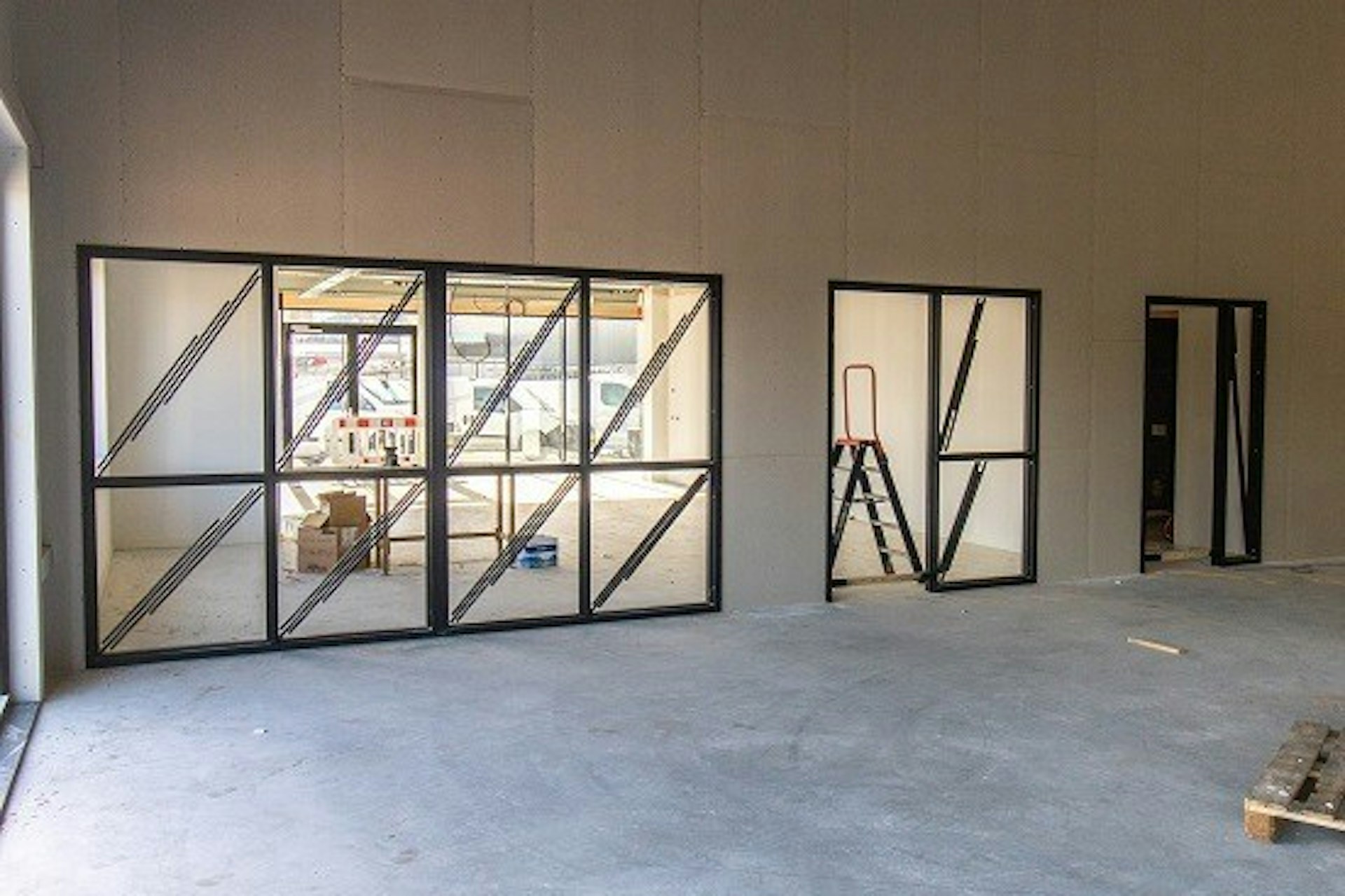 De binnenkozijnen en ramen zijn geplaatst in de nieuw hal Van Raam