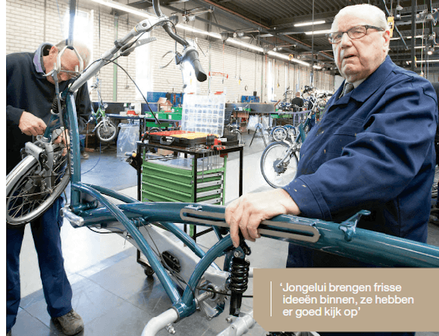 ältester und jüngster Arbeitnehmer der Metallindustrie arbeiten bei Van Raam