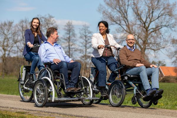 Radfahren mit einem Rollstuhlfahrer auf dem Van Raam Fahrrad