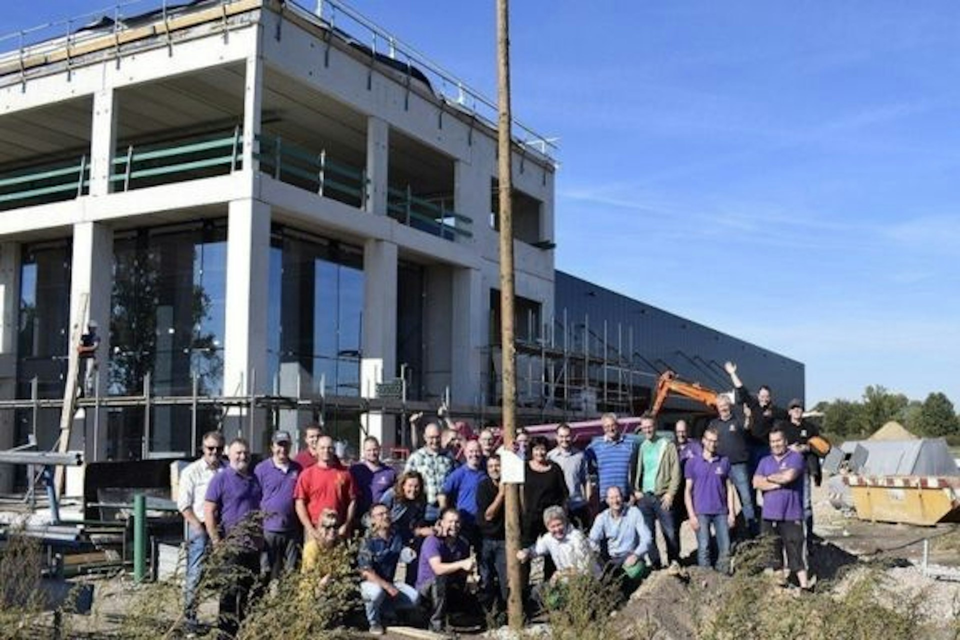 Meiboom geplaatst bij Van Raam nieuwbouw door medewerkers van Van Raam