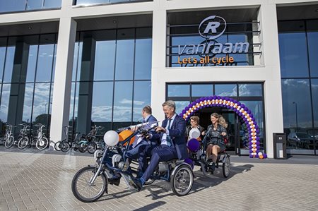 Feierliche Eröffnung neuen Fahrradfabrik Van Raam FunTrain duo fahrrad