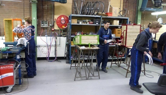 Die Schüler bauen Fahrradanhänger in der Fahrradfabrik Van Raam.