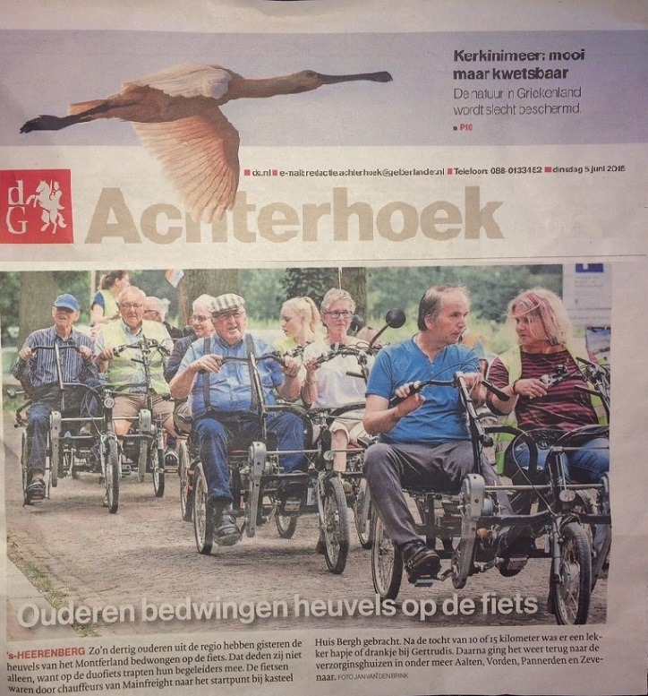 foto uit de Gelderlander van 2018 over de duo-fietstocht